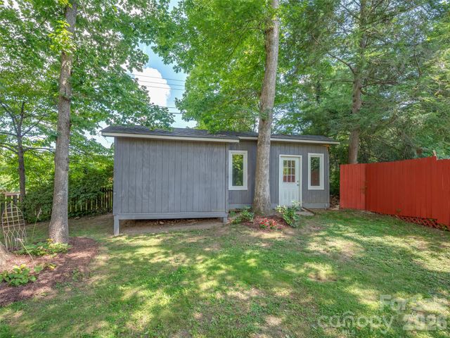 917 W Blue Ridge Road, East Flat Rock, NC 28726