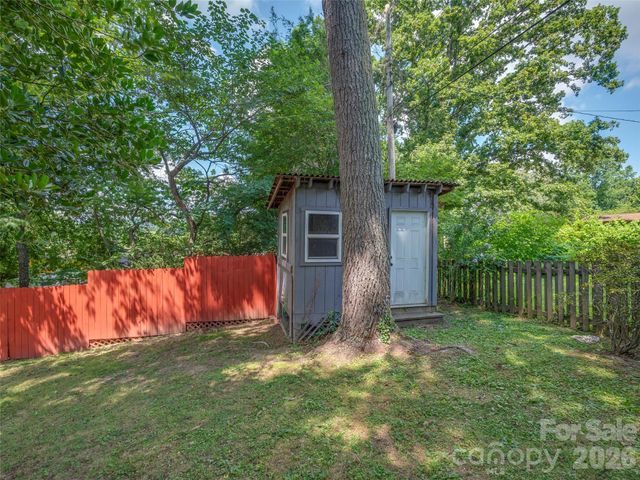 917 W Blue Ridge Road, East Flat Rock, NC 28726