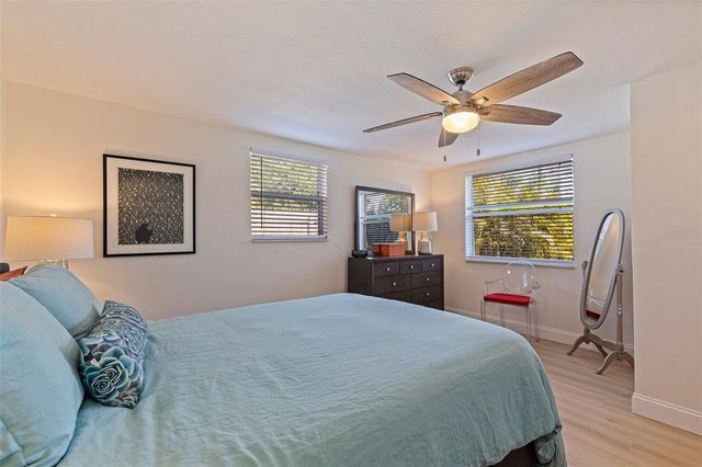 725 85TH AVENUE N, St Petersburg, FL 33702