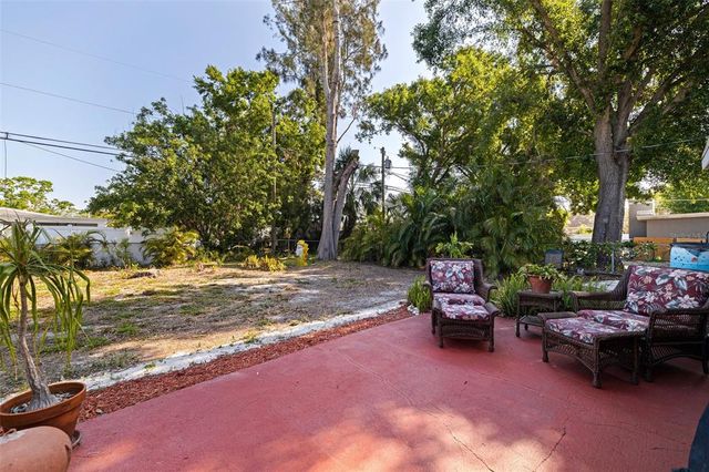 725 85TH AVENUE N, St Petersburg, FL 33702