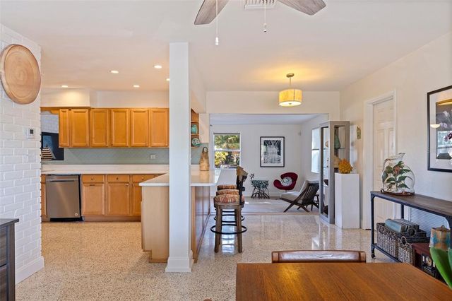 725 85TH AVENUE N, St Petersburg, FL 33702