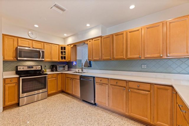 725 85TH AVENUE N, St Petersburg, FL 33702
