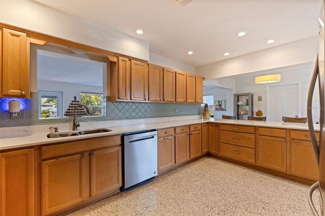 725 85TH AVENUE N, St Petersburg, FL 33702