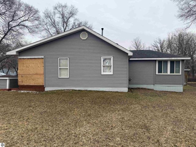 6329 N Lumberjack Road, Riverdale, MI 48877