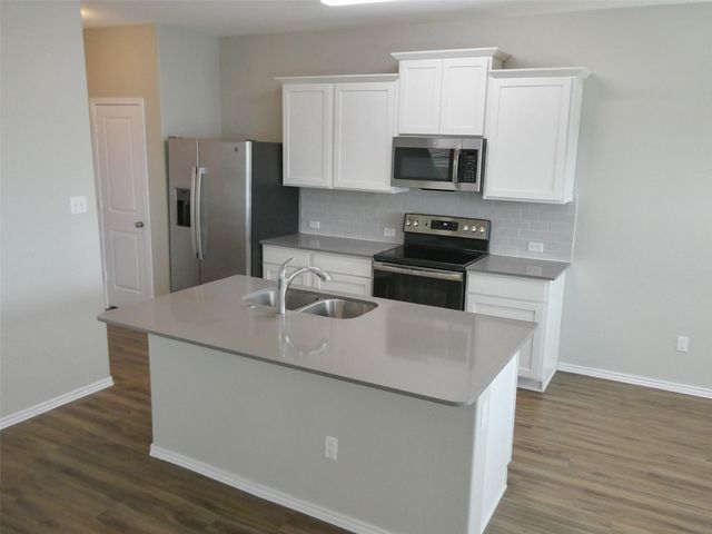 217 BRONCO BILLY DR, Jarrell, TX 76537