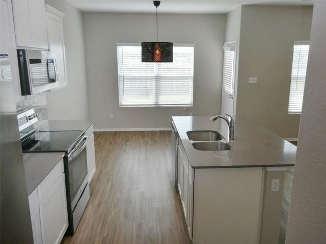 217 BRONCO BILLY DR, Jarrell, TX 76537