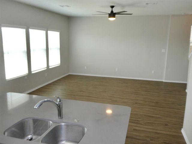 217 BRONCO BILLY DR, Jarrell, TX 76537