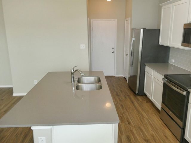 217 BRONCO BILLY DR, Jarrell, TX 76537