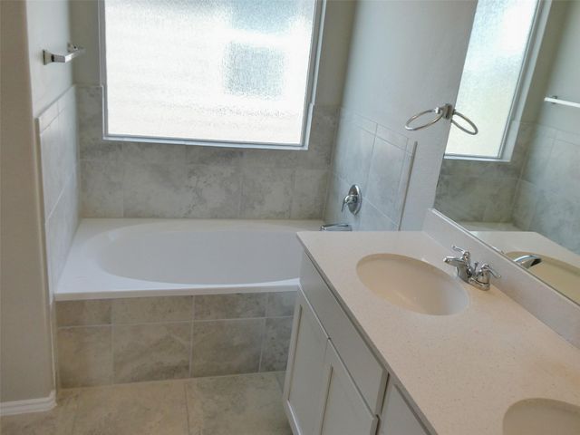 217 BRONCO BILLY DR, Jarrell, TX 76537