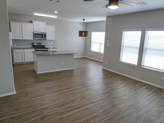 217 BRONCO BILLY DR, Jarrell, TX 76537