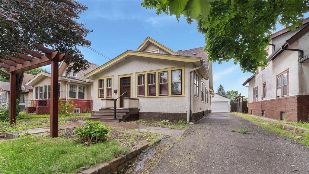 212 22nd Avenue NE, Minneapolis, MN 55418