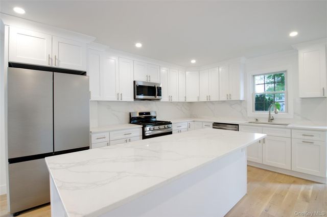 30 Kirkwood B, Port Washington, NY 11050