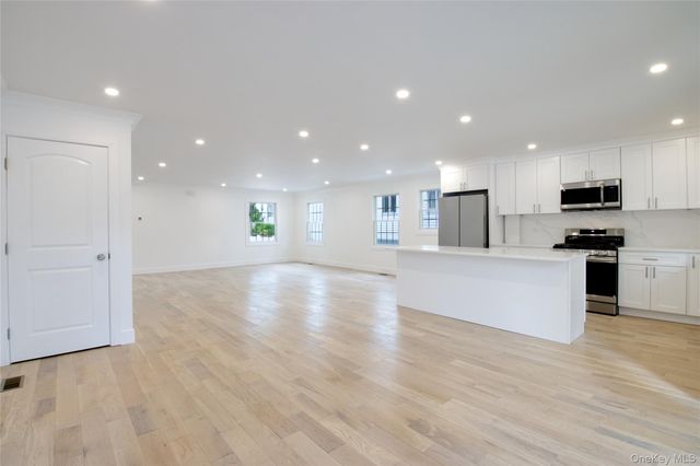 30 Kirkwood B, Port Washington, NY 11050