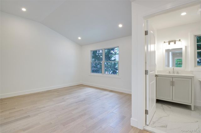 30 Kirkwood B, Port Washington, NY 11050