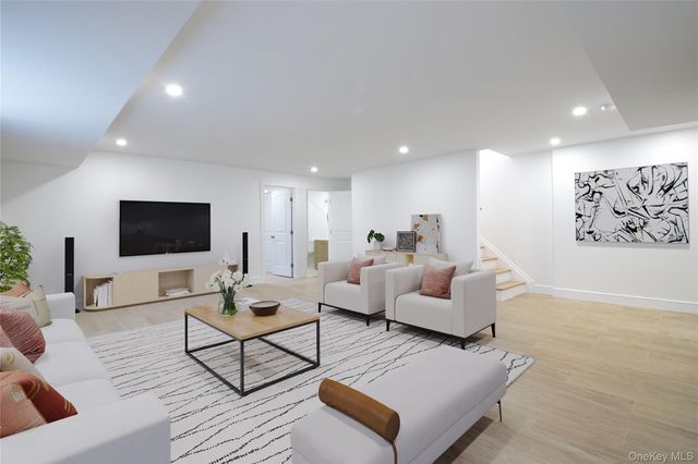 30 Kirkwood B, Port Washington, NY 11050