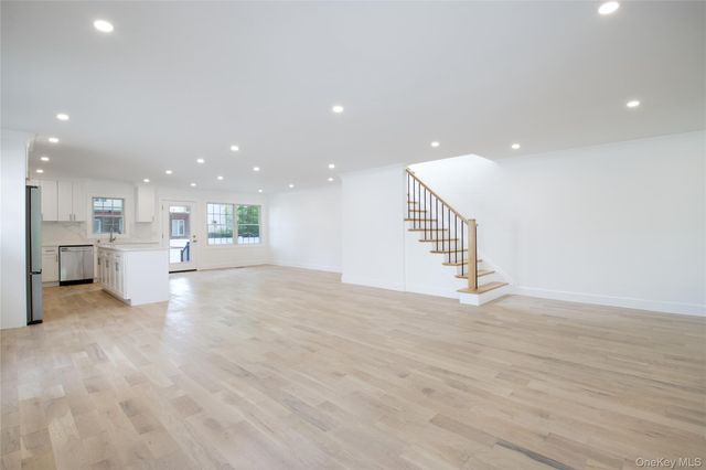 30 Kirkwood B, Port Washington, NY 11050