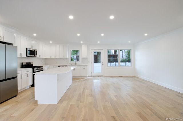 30 Kirkwood B, Port Washington, NY 11050