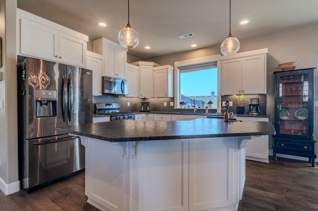 1130 Stanford Avenue, Medford, OR 97504