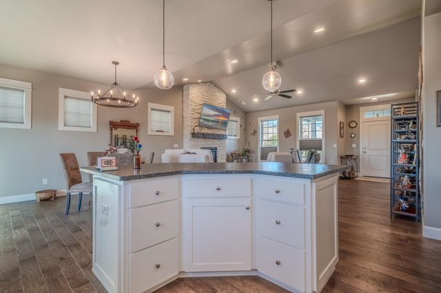 1130 Stanford Avenue, Medford, OR 97504