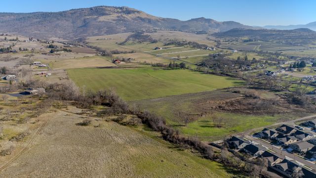 1130 Stanford Avenue, Medford, OR 97504