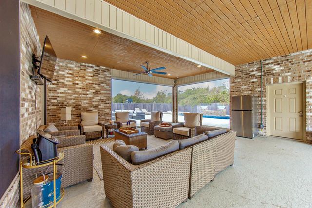 389 Tulip Dr, Houma, LA 70360