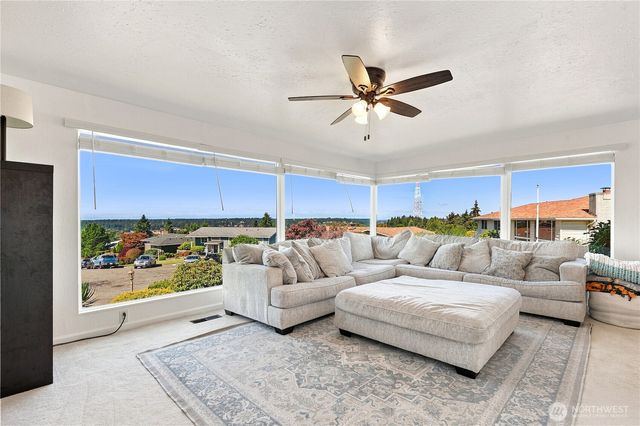 2455 Lenore Drive, Tacoma, WA 98406