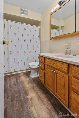 735 Cricket Lane, Woodbridge Proper, NJ 07095