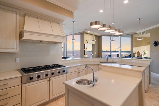 136 GOLDEN GATE POINT 602, Sarasota, FL 34236