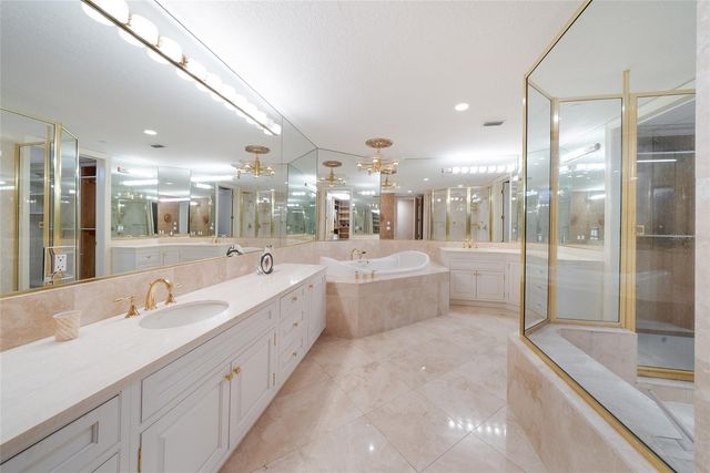 136 GOLDEN GATE POINT 602, Sarasota, FL 34236