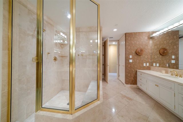 136 GOLDEN GATE POINT 602, Sarasota, FL 34236