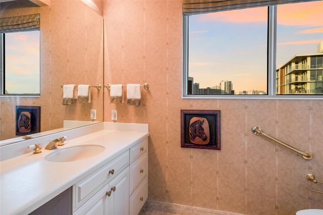 136 GOLDEN GATE POINT 602, Sarasota, FL 34236