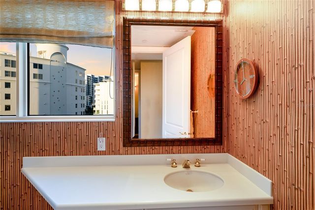 136 GOLDEN GATE POINT 602, Sarasota, FL 34236