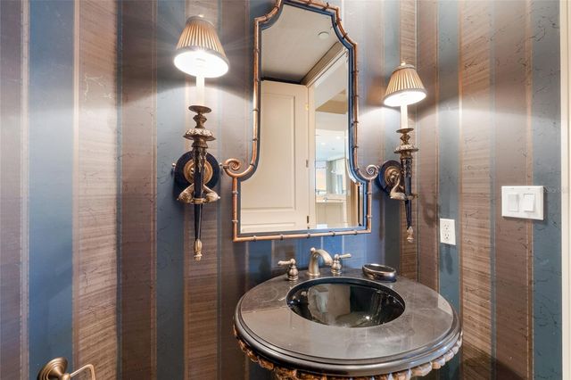 136 GOLDEN GATE POINT 602, Sarasota, FL 34236