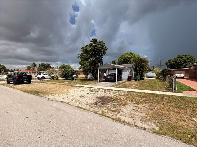 671 E 39th St, Hialeah, FL 33013