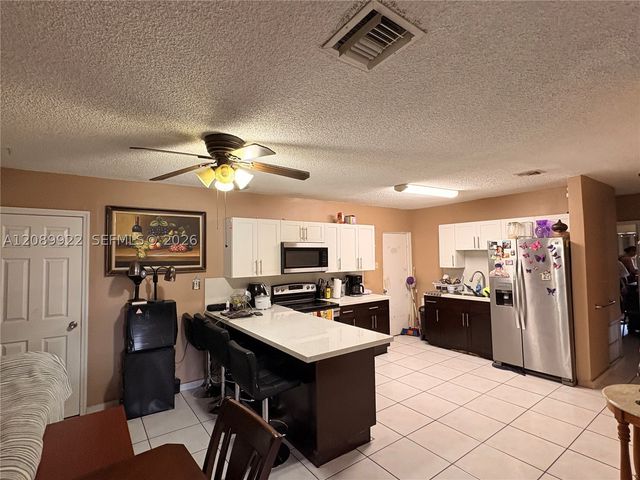 671 E 39th St, Hialeah, FL 33013