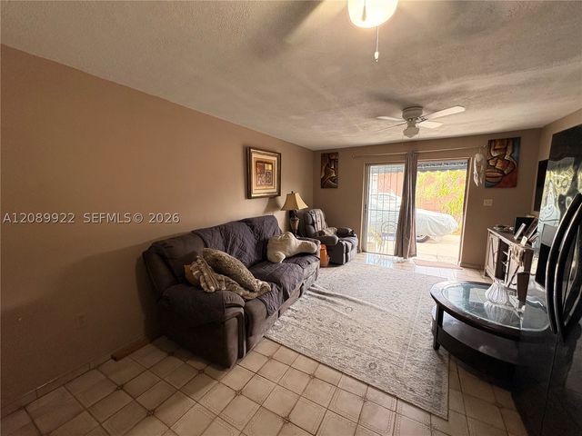 671 E 39th St, Hialeah, FL 33013