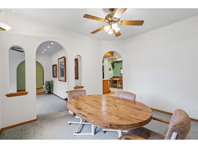 19301 SUNNYRIDGE Ct, Oregon City, OR 97045