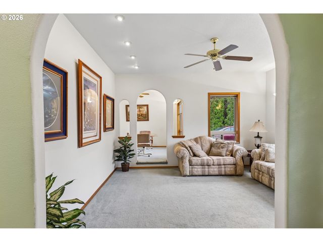 19301 SUNNYRIDGE Ct, Oregon City, OR 97045