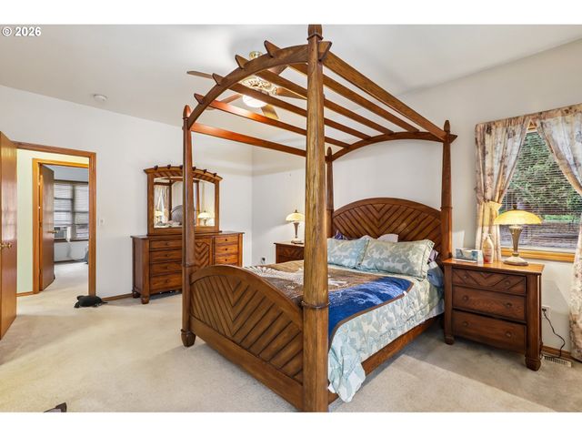 19301 SUNNYRIDGE Ct, Oregon City, OR 97045