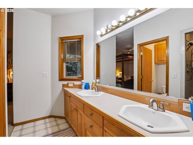19301 SUNNYRIDGE Ct, Oregon City, OR 97045