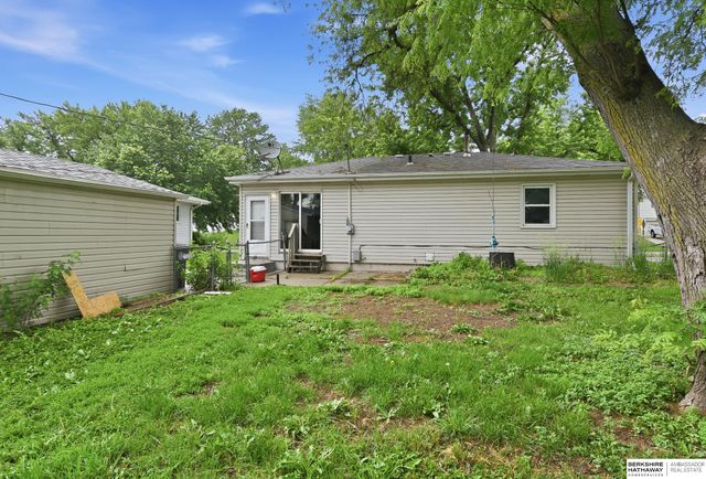 8660 Westridge Drive, Omaha, NE 68124