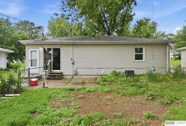 8660 Westridge Drive, Omaha, NE 68124
