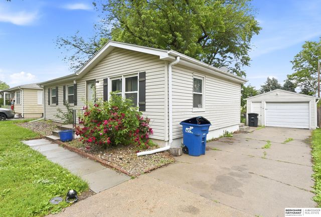 8660 Westridge Drive, Omaha, NE 68124