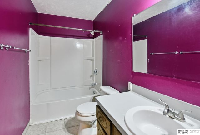 8660 Westridge Drive, Omaha, NE 68124