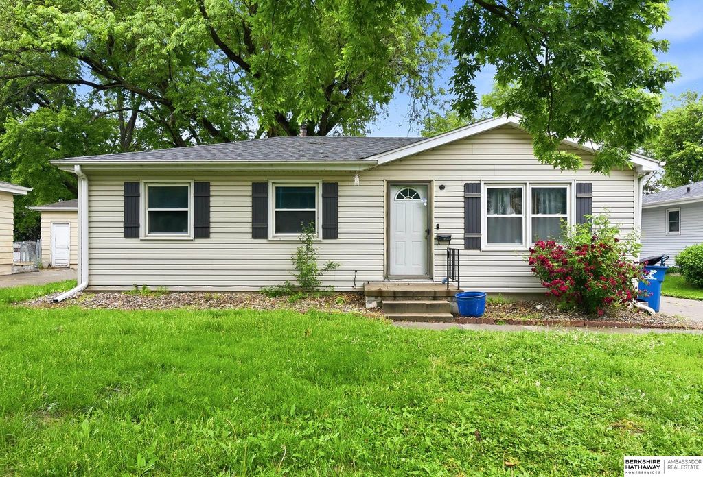 8660 Westridge Drive, Omaha, NE 68124