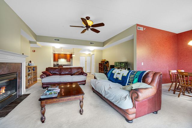 400 McDaniels Circle 405, Clarendon Hills, IL 60514