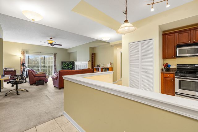 400 McDaniels Circle 405, Clarendon Hills, IL 60514