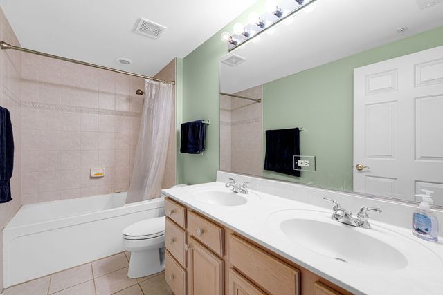 400 McDaniels Circle 405, Clarendon Hills, IL 60514