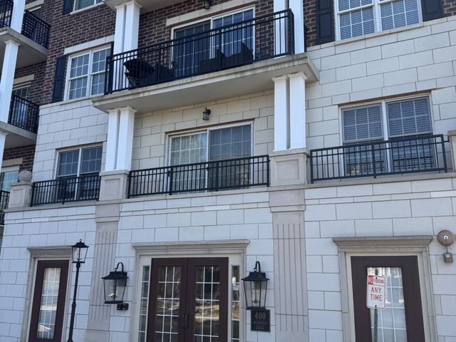 400 McDaniels Circle 405, Clarendon Hills, IL 60514