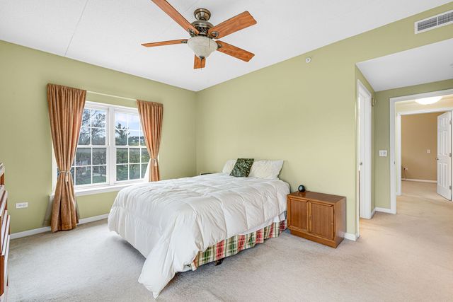 400 McDaniels Circle 405, Clarendon Hills, IL 60514